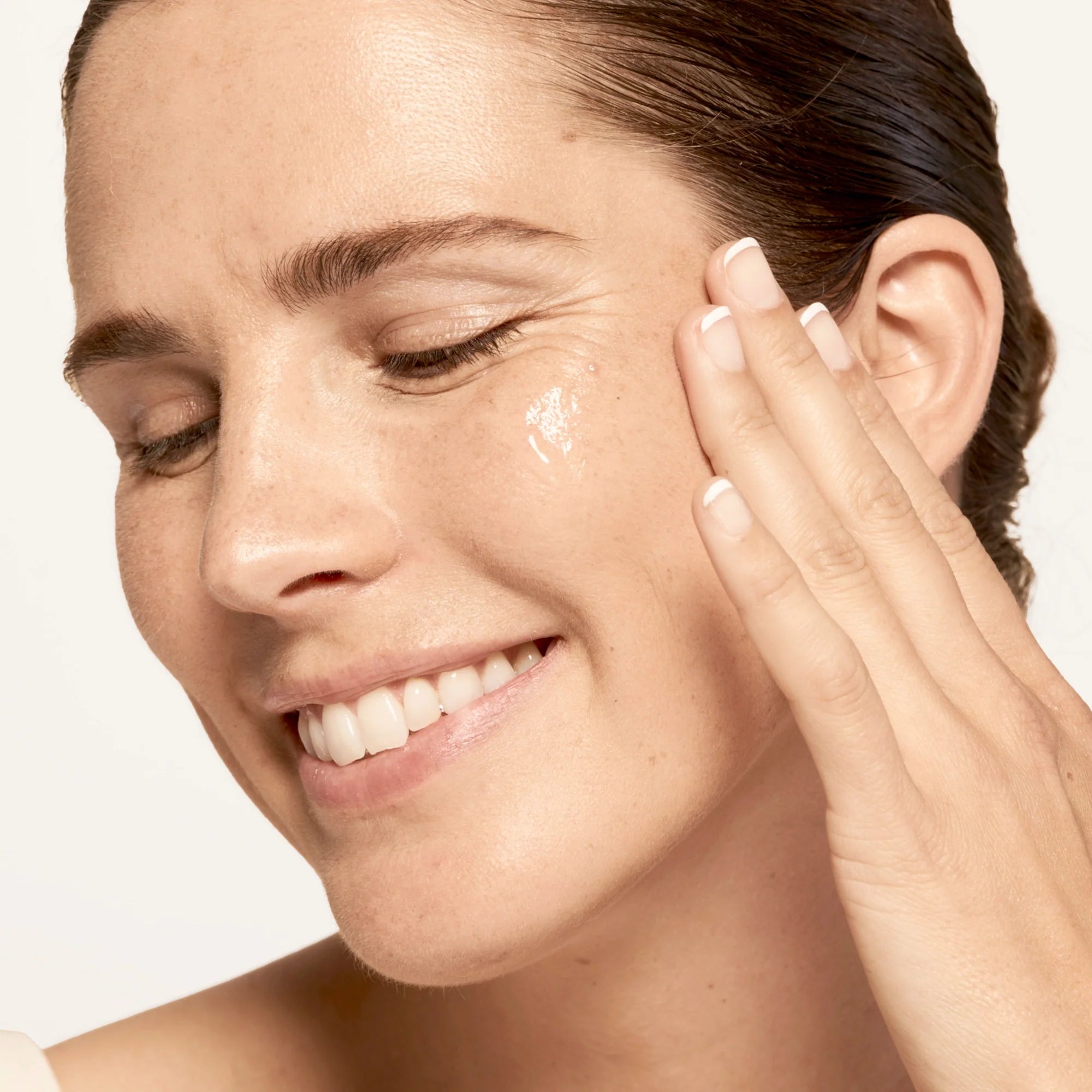 Model applying SeneGence Microbiome Boosting Serum product.